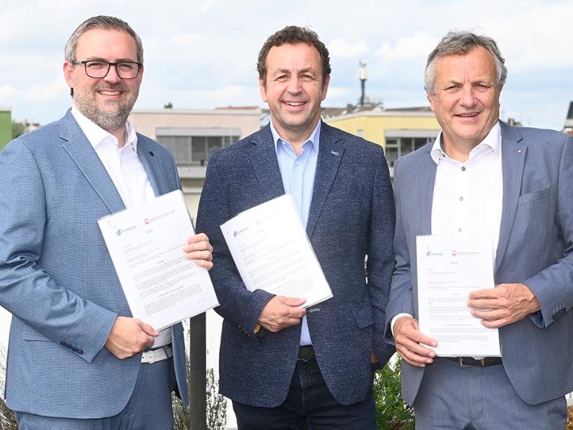 Erik Lierenfeld, Dirk Jünger und Hermann Josef Thiel (von links) zeigen im Dormagener Rathaus das unterschriebene Vertragswerk zum 'Haus der Familie'.