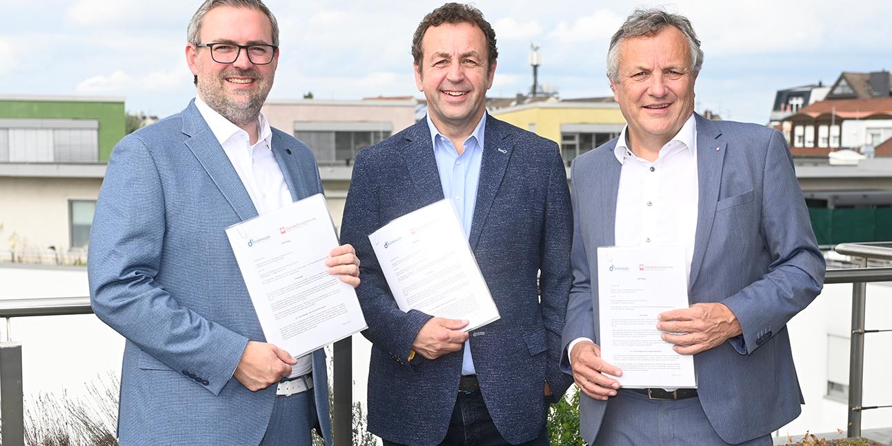 Erik Lierenfeld, Dirk Jünger und Hermann Josef Thiel (von links) zeigen im Dormagener Rathaus das unterschriebene Vertragswerk zum 'Haus der Familie'.