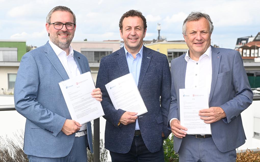 Erik Lierenfeld, Dirk Jünger und Hermann Josef Thiel (von links) zeigen im Dormagener Rathaus das unterschriebene Vertragswerk zum 'Haus der Familie'.