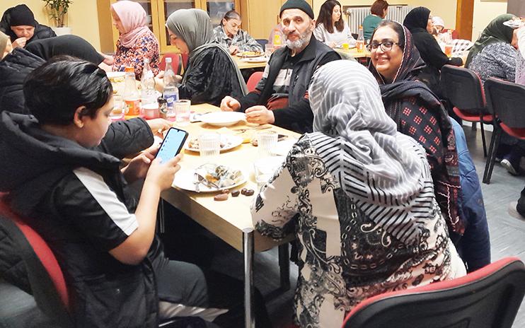 Der Ramadan fördert durch gemeinsames Fastenbrechen (Iftar) den interreligiösen Dialog und stärkt den gesellschaftlichen Zusammenhalt.