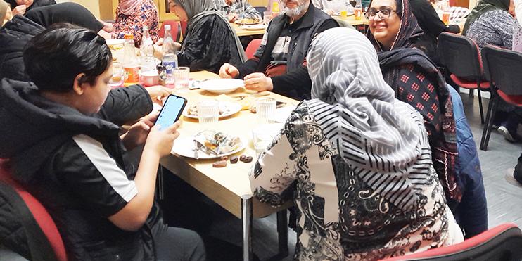 Der Ramadan fördert durch gemeinsames Fastenbrechen (Iftar) den interreligiösen Dialog und stärkt den gesellschaftlichen Zusammenhalt.