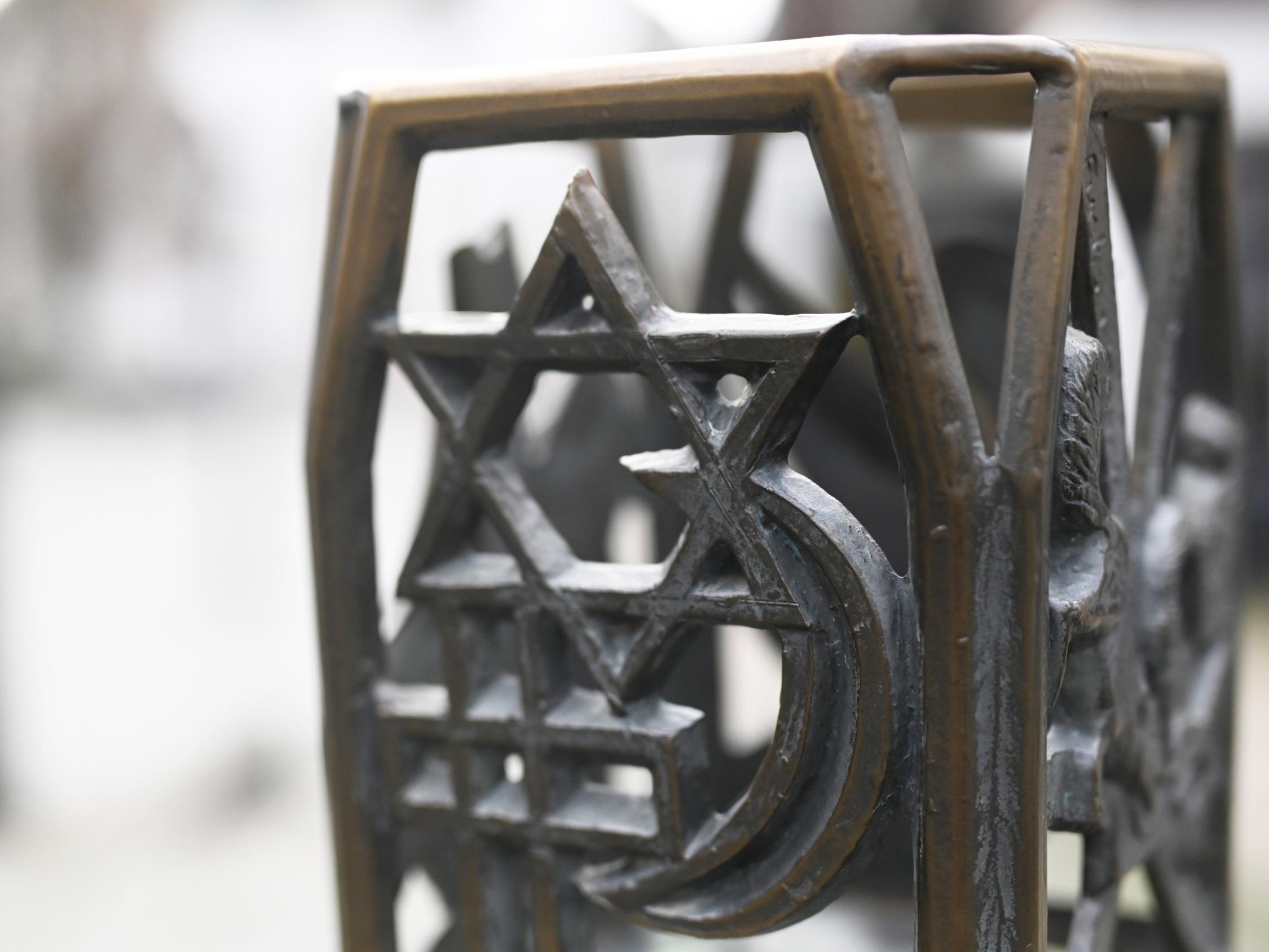 Die drei Weltreligionen das Christentum, der Islam und das Judentum sind eng miteinander verwoben.