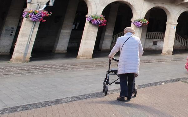 Sicher am Rollator gehen ist für ältere Menschen wichtig. Caritas Foto_Axel_Küppers