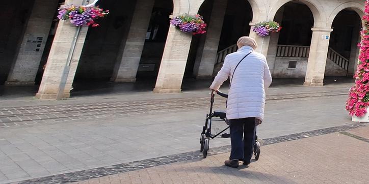 Sicher am Rollator gehen ist für ältere Menschen wichtig. Caritas Foto_Axel_Küppers