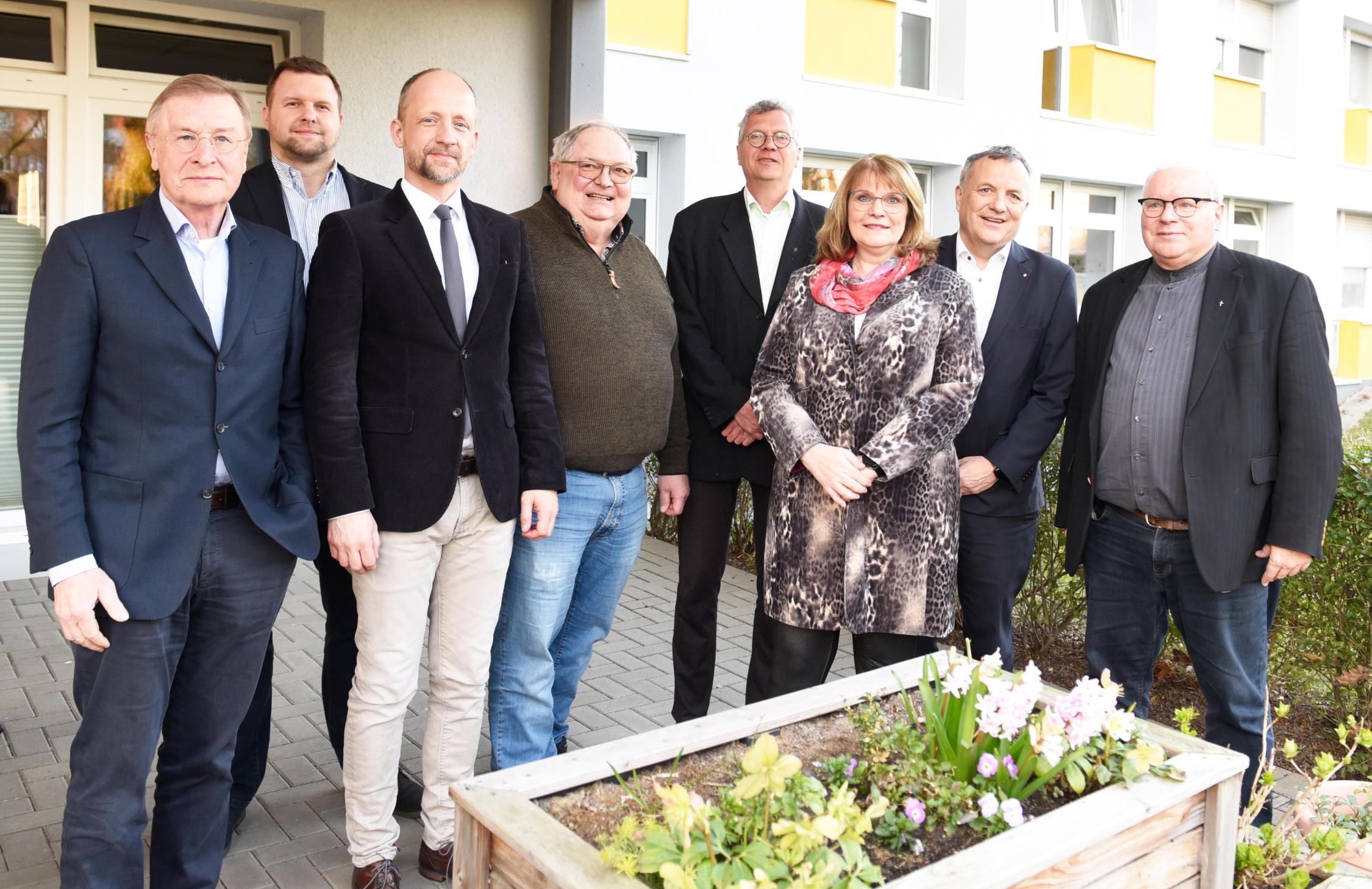 Das neue Vorstandsmitglied Benjamin Lampa stellt sich im Frühjahr 2025 am Neusser Caritashaus St. Theresienheim dem Caritasrat vor. Von rechts: Kreisdechant Pfarrer Hans Günther Korr, Vorsitzender Caritasrat; Hermann Josef Thiel, Vorstandsvorsitzender; Jutta Stüsgen, stellv. Caritasratsvorsitzende; Paul Neuhäuser, Caritasratsmitglied; Philip Benning, Caritasratsmitglied; Pfarrer Michael Berning, Caritasrats-Mitglied; Benjamin Lampa, Vorstandsmitglied seit April 2025; Berthold Bonekamp, ehemaliges Vorstandsmitglied bis Ende März 2025. Foto: Caritas/Peter Wirtz