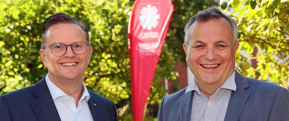 Marc Inderfurth (links), Vorstandsvorsitzender, und Hermann Josef Thiel, Vorstandsmitglied, des Caritasverbandes Rhein-Kreis Neuss e.V.