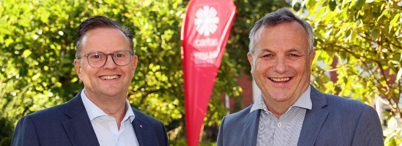 Marc Inderfurth (links), Vorstandsvorsitzender, und Hermann Josef Thiel, Vorstandsmitglied, des Caritasverbandes Rhein-Kreis Neuss e.V.
