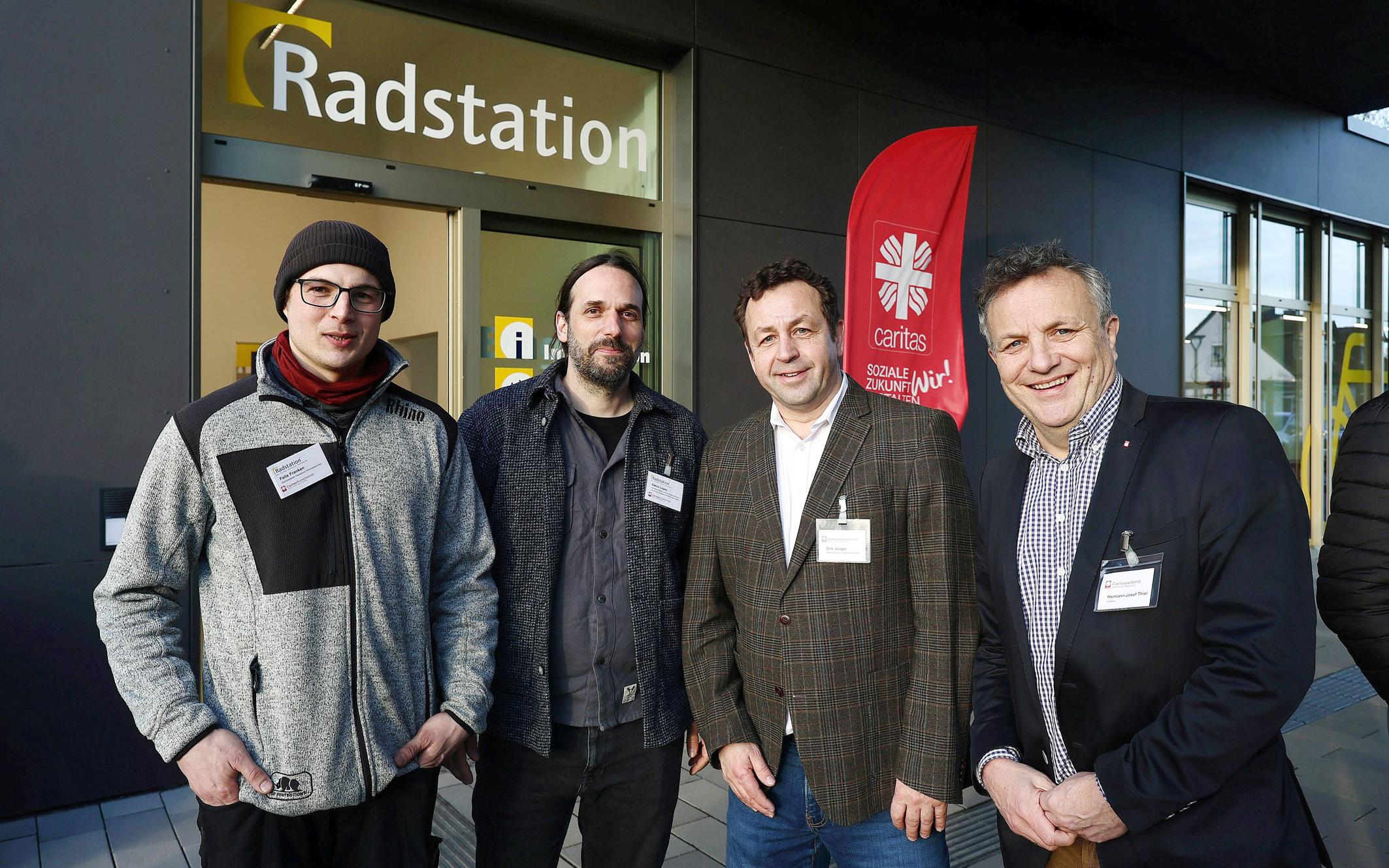 Große Freude über die Eröffnung der neuen Caritas-Radstation am Bahnhof in Rommerskirchen (von links): Felix Franken (Stationsleiter), Vasco Lopez (Fachbereichsleiter Arbeit und Beschäftigung), Dirk Jünger (Abteilungsleiter Soziale Dienste) und Caritas-Vorstand Hermann Josef Thiel.