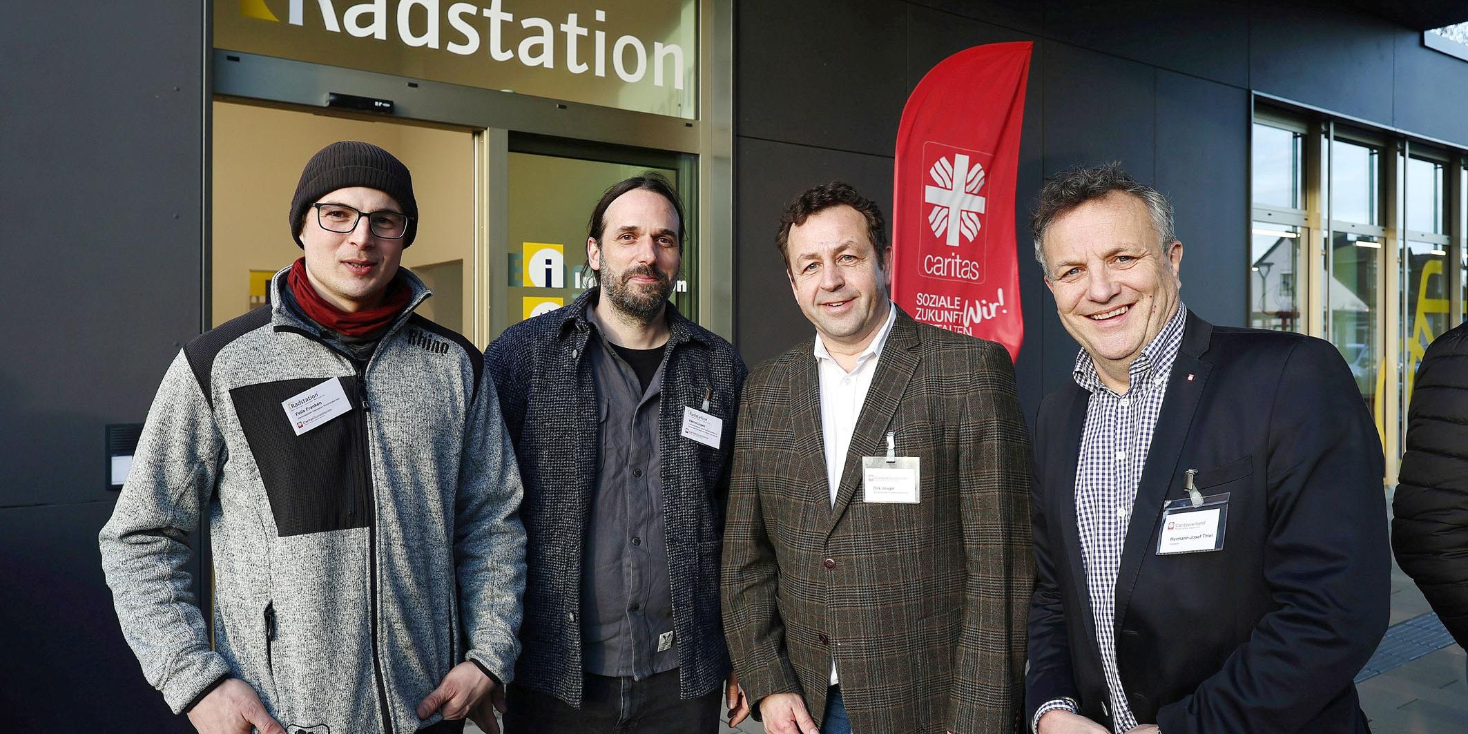 Große Freude über die Eröffnung der neuen Caritas-Radstation am Bahnhof in Rommerskirchen (von links): Felix Franken (Stationsleiter), Vasco Lopez (Fachbereichsleiter Arbeit und Beschäftigung), Dirk Jünger (Abteilungsleiter Soziale Dienste) und Caritas-Vorstand Hermann Josef Thiel.