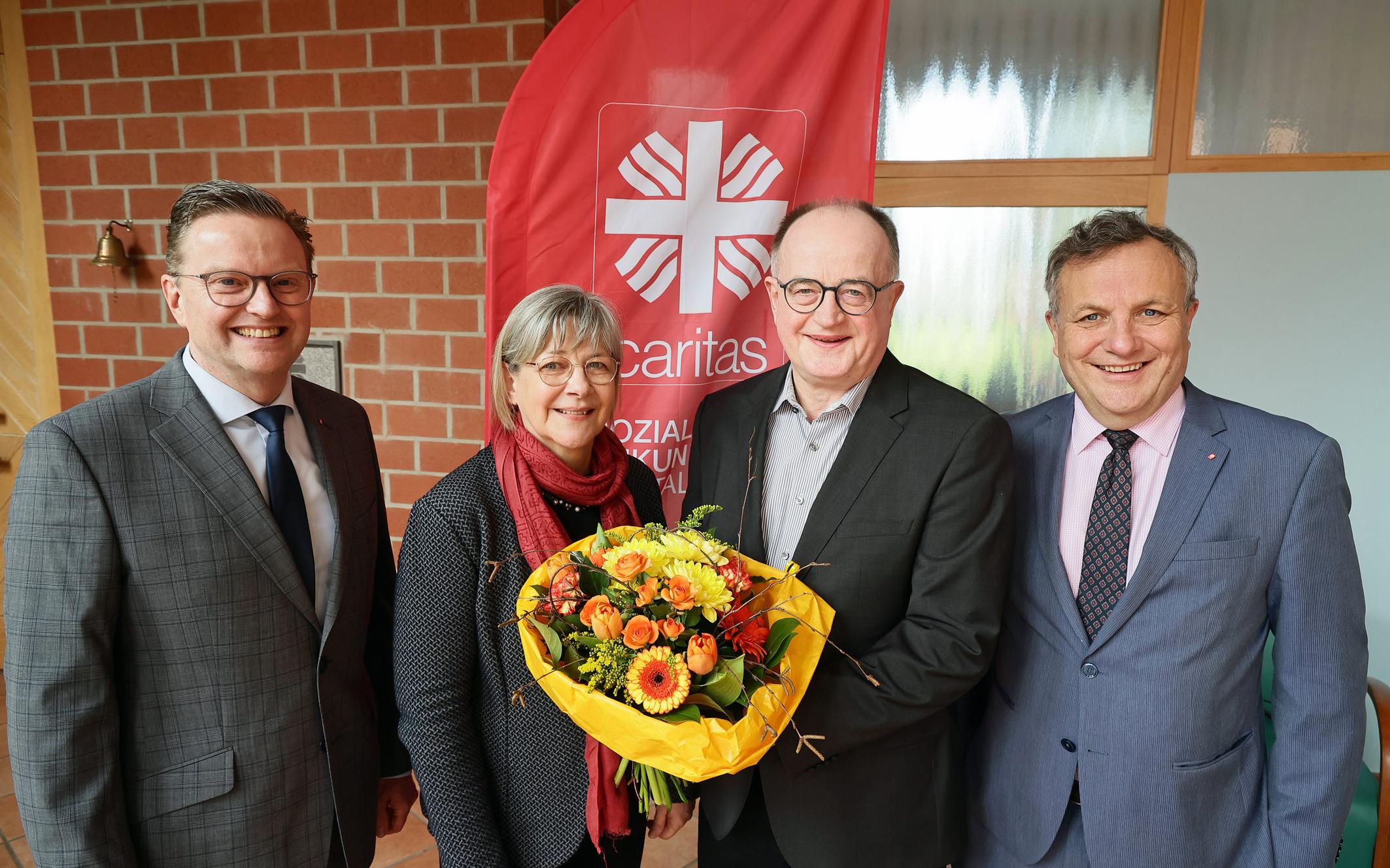 Nach 32 Jahren Caritas Abschied in den Ruhestand: Martin Braun (2.v.r.) mit seiner Ehefrau Hilde Winkel-Braun sowie Caritas-Vorstandsvorsitzenden Marc Inderfurth (links) und Vorstand Hermann Josef Thiel (rechts).