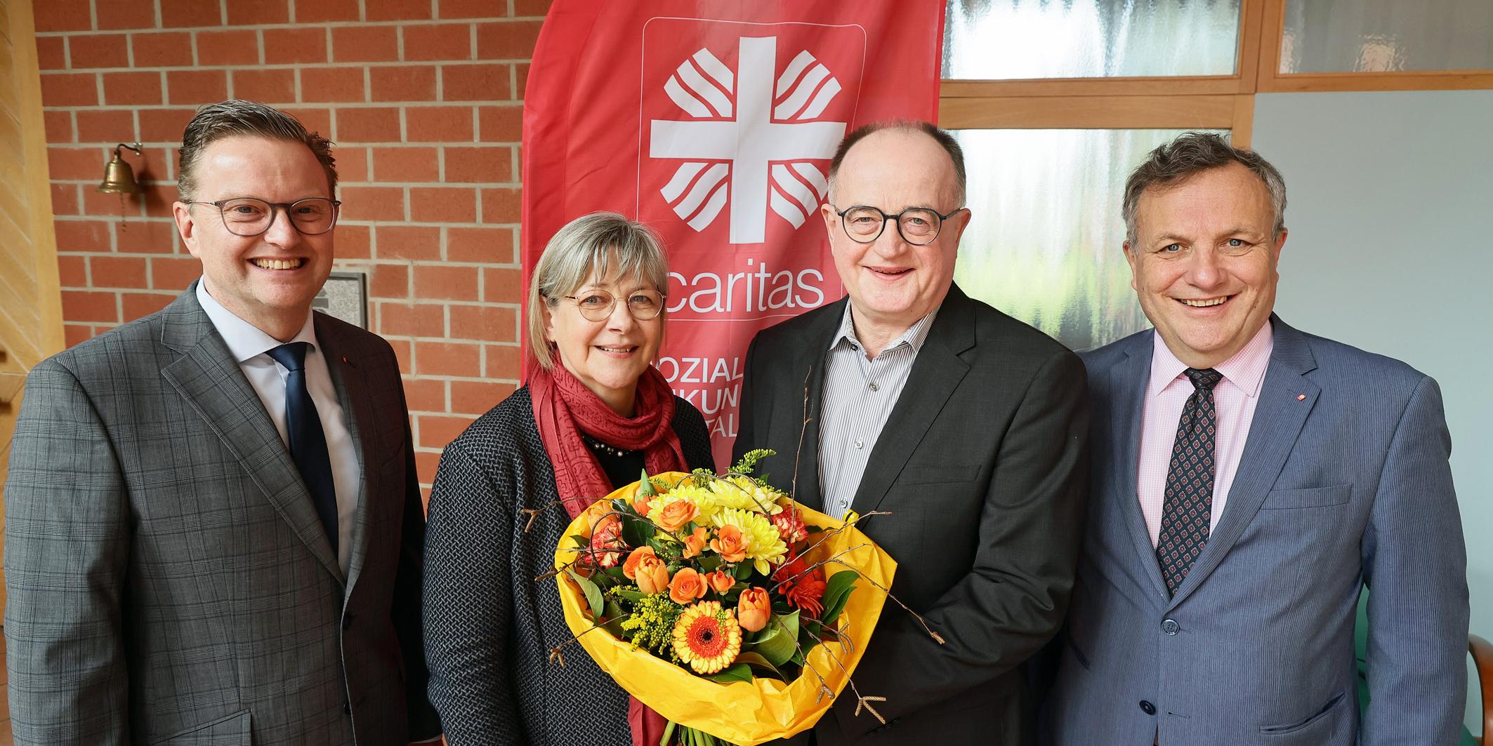 Nach 32 Jahren Caritas Abschied in den Ruhestand: Martin Braun (2.v.r.) mit seiner Ehefrau Hilde Winkel-Braun sowie Caritas-Vorstandsvorsitzenden Marc Inderfurth (links) und Vorstand Hermann Josef Thiel (rechts).