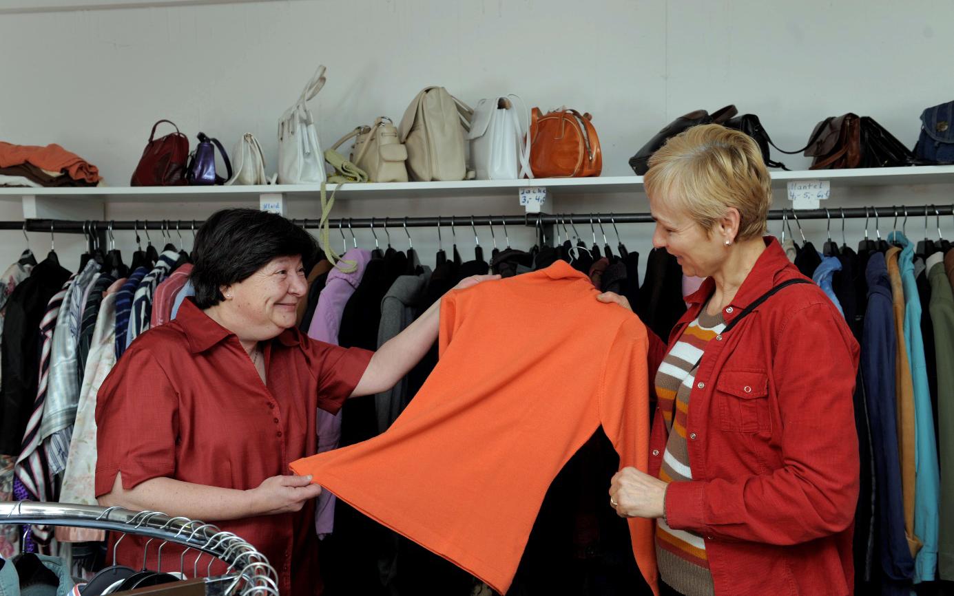 Monika Zlati (links) leitet seit vielen Jahren ehrenamtlich den Caritas-Second-Hand-Shop in Dormagen. Bedarf und Nachfrage sind seit 47 Jahren hoch.