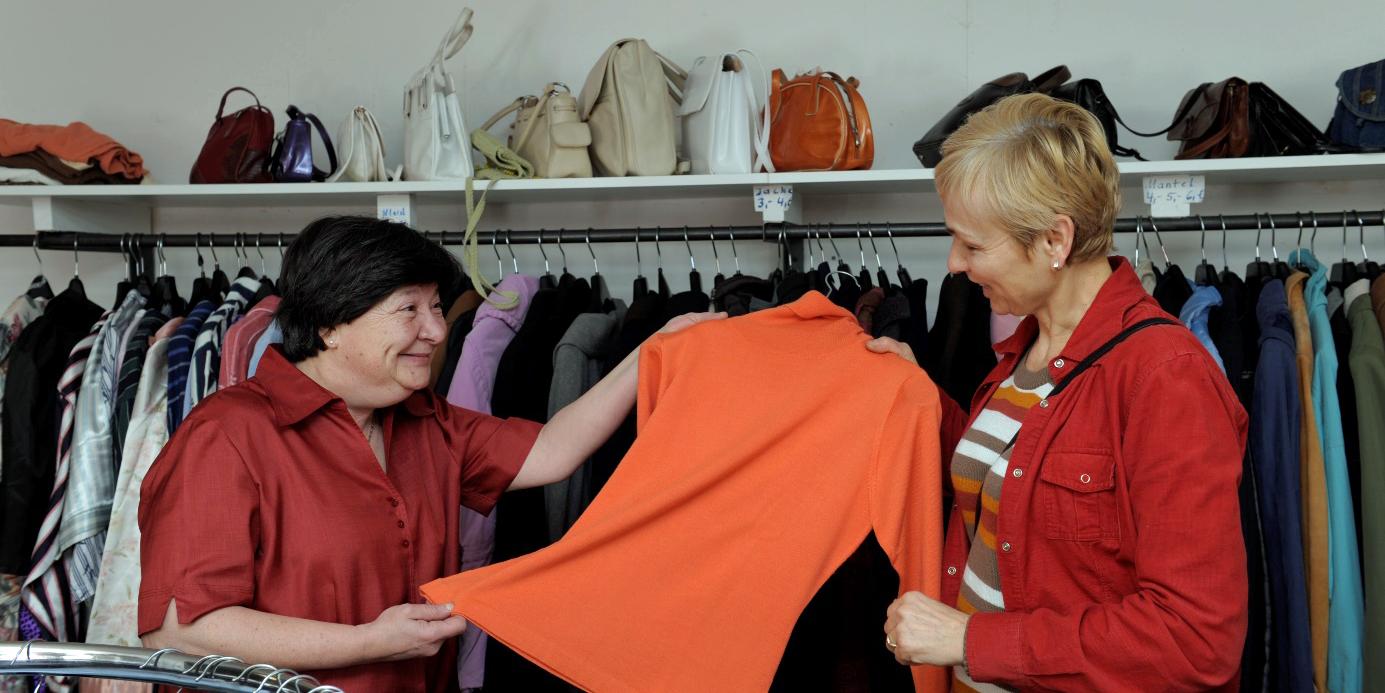 Monika Zlati (links) leitet seit vielen Jahren ehrenamtlich den Caritas-Second-Hand-Shop in Dormagen. Bedarf und Nachfrage sind seit 47 Jahren hoch.