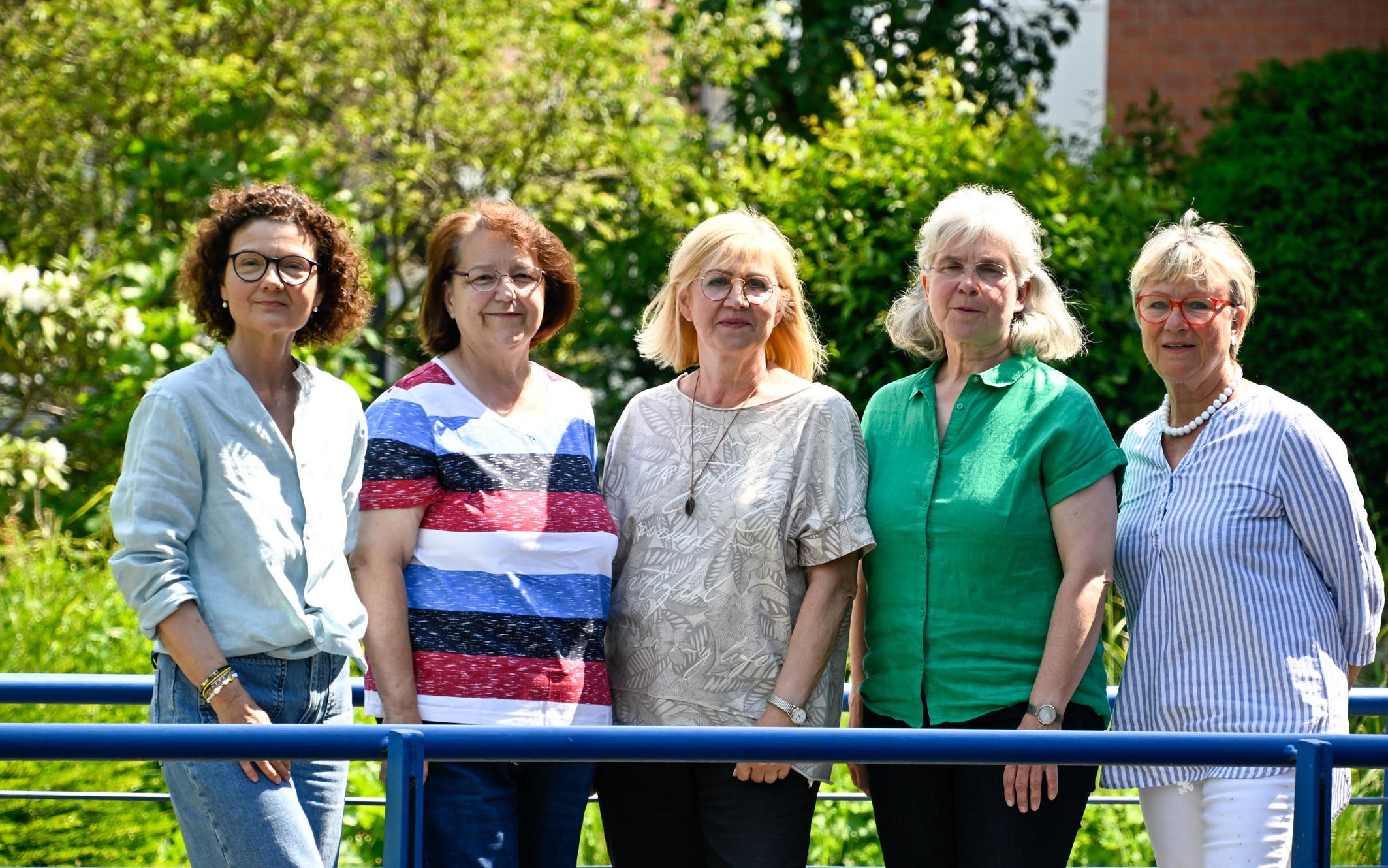 Sind froh, dass es den Gesprächskreis der Caritas für Angehörige von Menschen mit Demenz gibt: Julieta Djir-Sarai, Petra Gutschmidt, Angelika Bartholomé, Beate Müller und Jutta Hinze (von links). Foto: Kaspar Müller-Bringmann/Abdruck honorarfrei