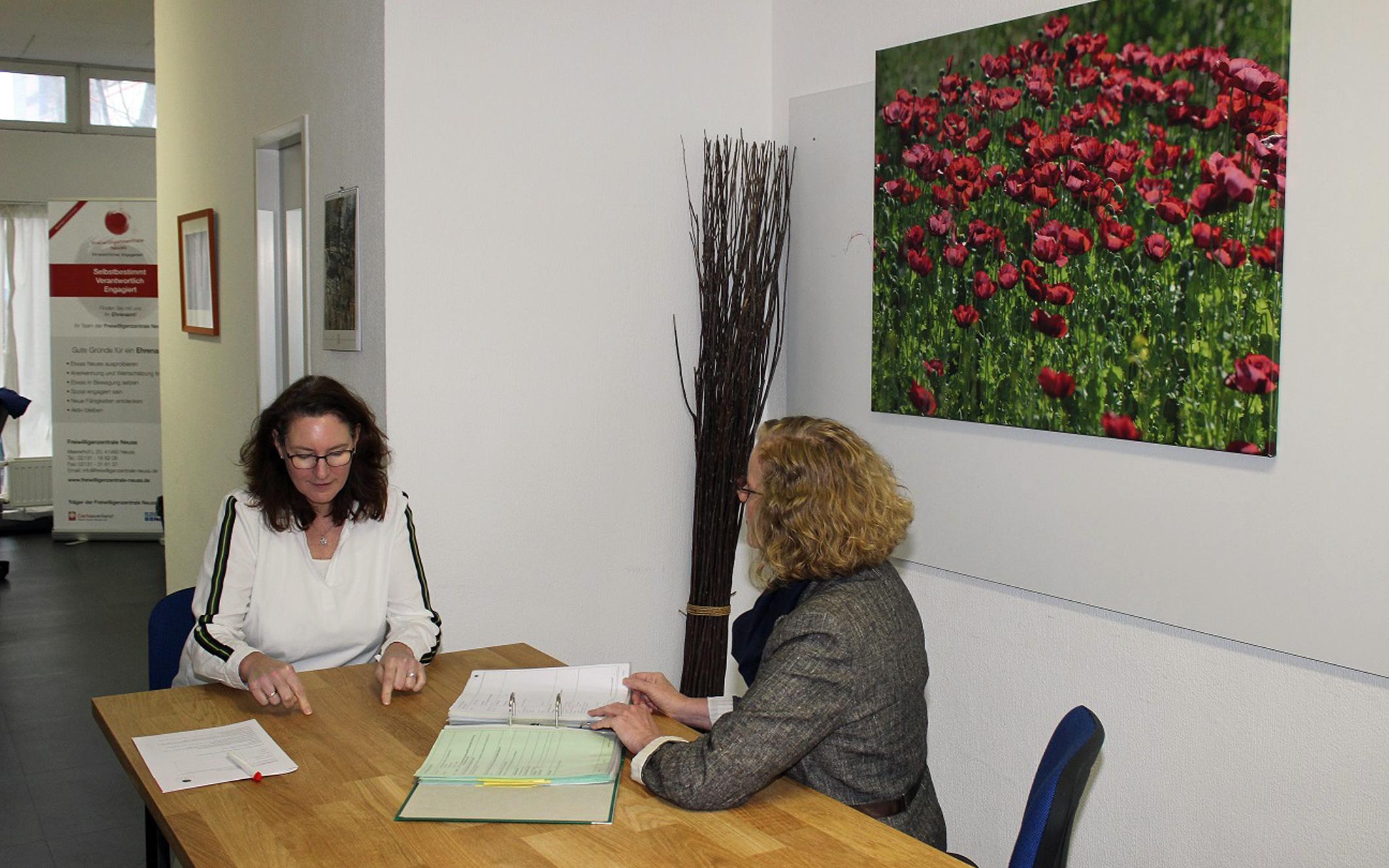 Wie finde ich das richtige Ehrenamt? Hilfe gibt es bei Sigrid Wiechers, Koordinatorin der Freiwilligenzentrale, (links) in einem Beratungsgespräch. Foto: Caritas Rhein-Kreis Neuss - Abdruck honorarfrei