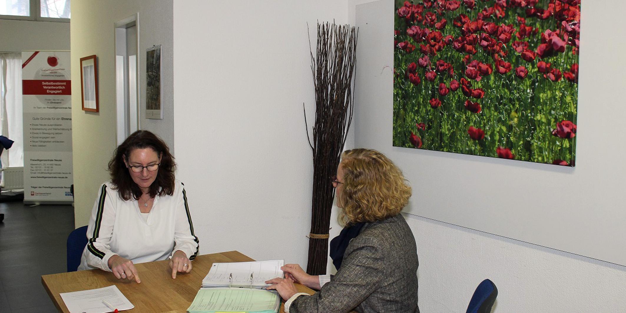 Wie finde ich das richtige Ehrenamt? Hilfe gibt es bei Sigrid Wiechers, Koordinatorin der Freiwilligenzentrale, (links) in einem Beratungsgespräch. Foto: Caritas Rhein-Kreis Neuss - Abdruck honorarfrei